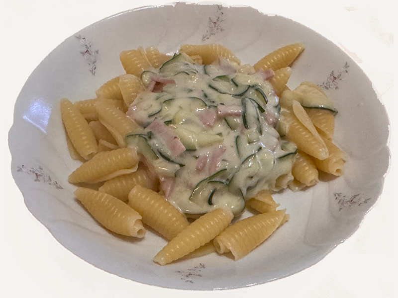 Nudeln mit Zucchini-Schinken Sauce